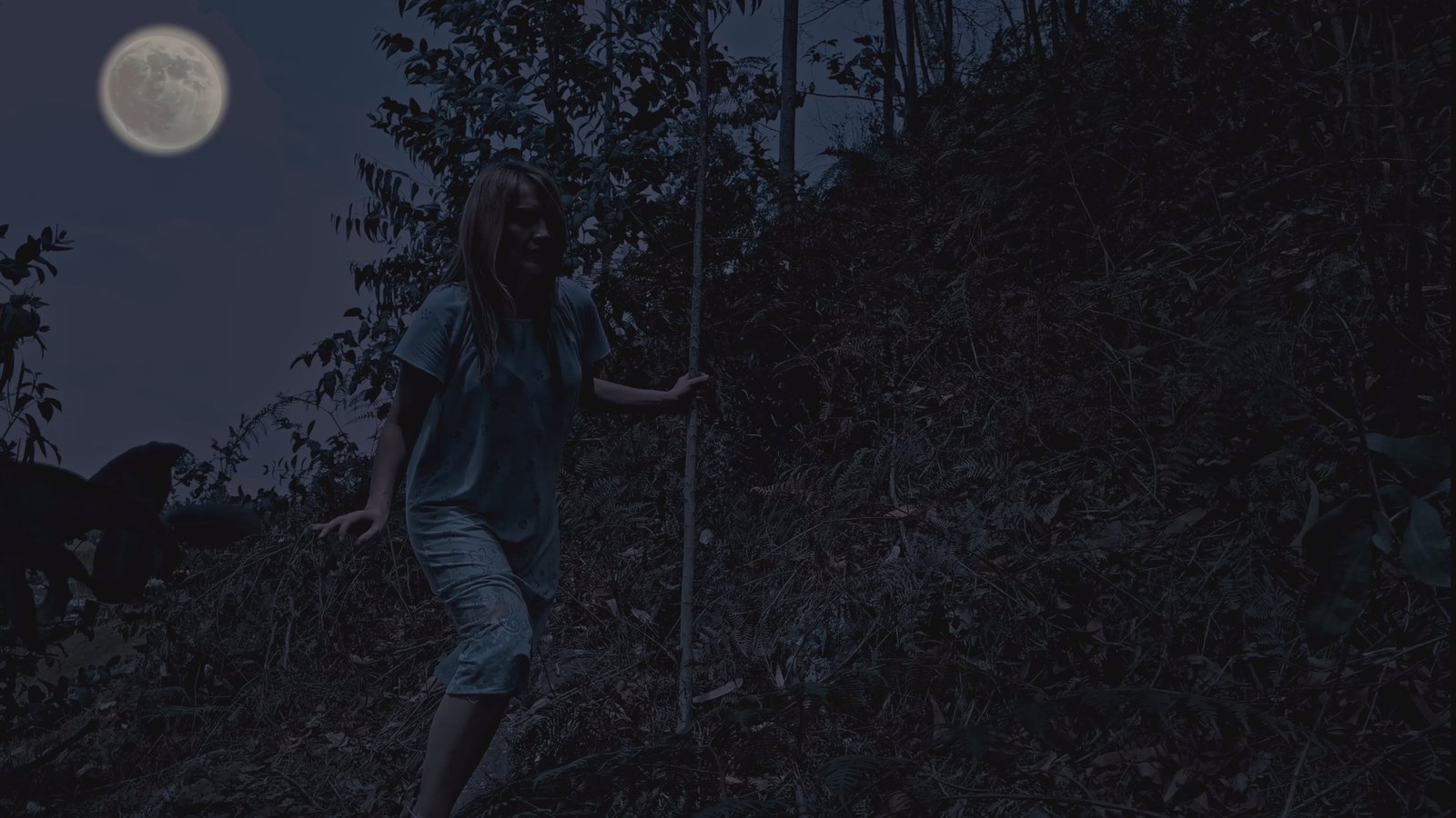 Lucía sostiene el objeto encontrado en el bosque