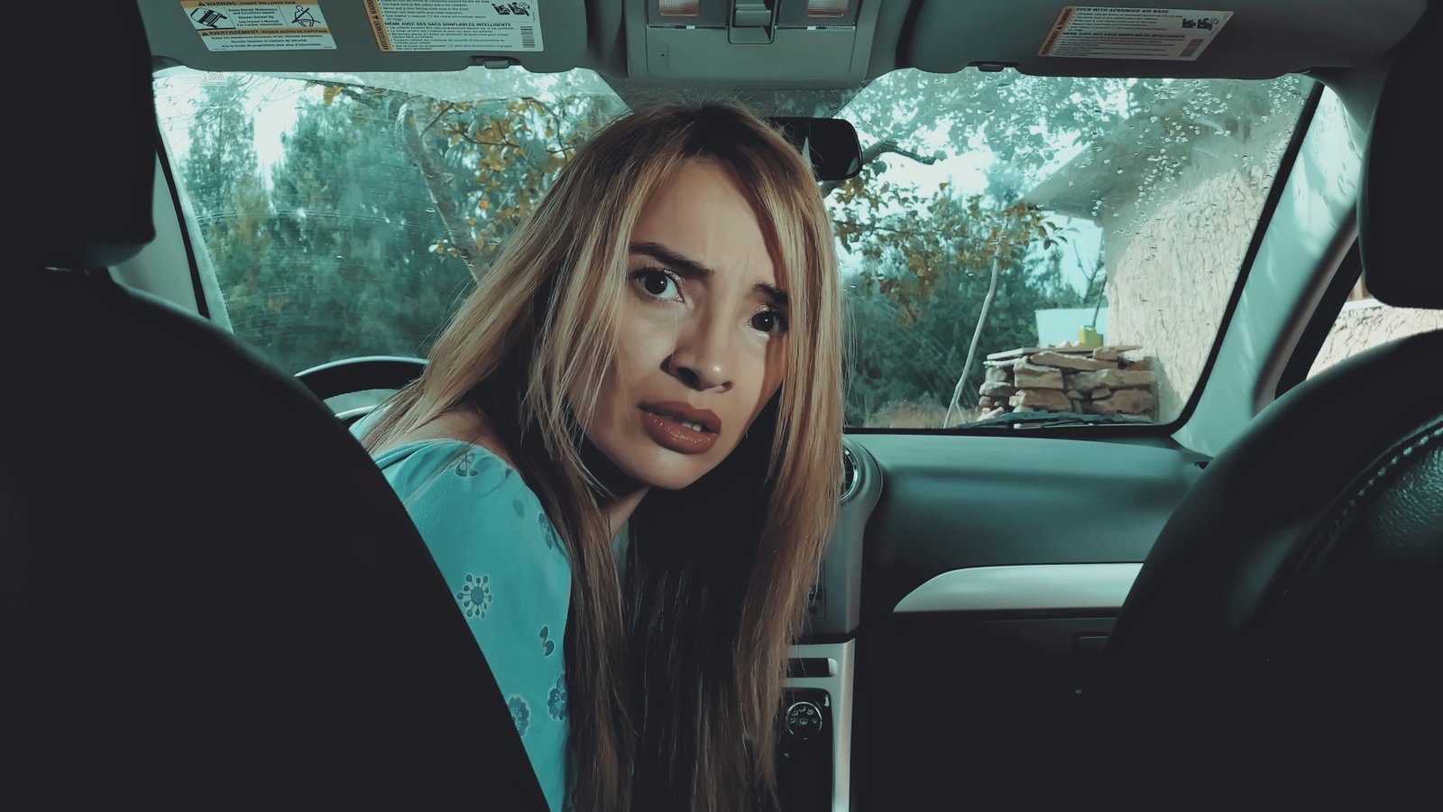 Elena intenta proteger a su hija de la presencia