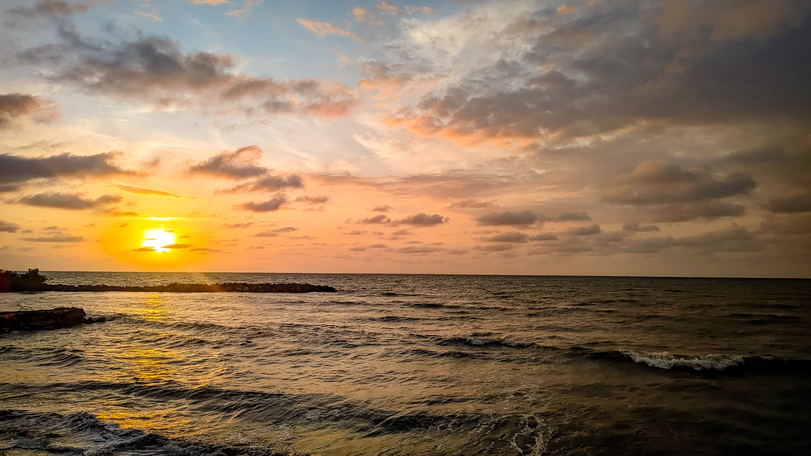 Última luz sobre el agua y el territorio